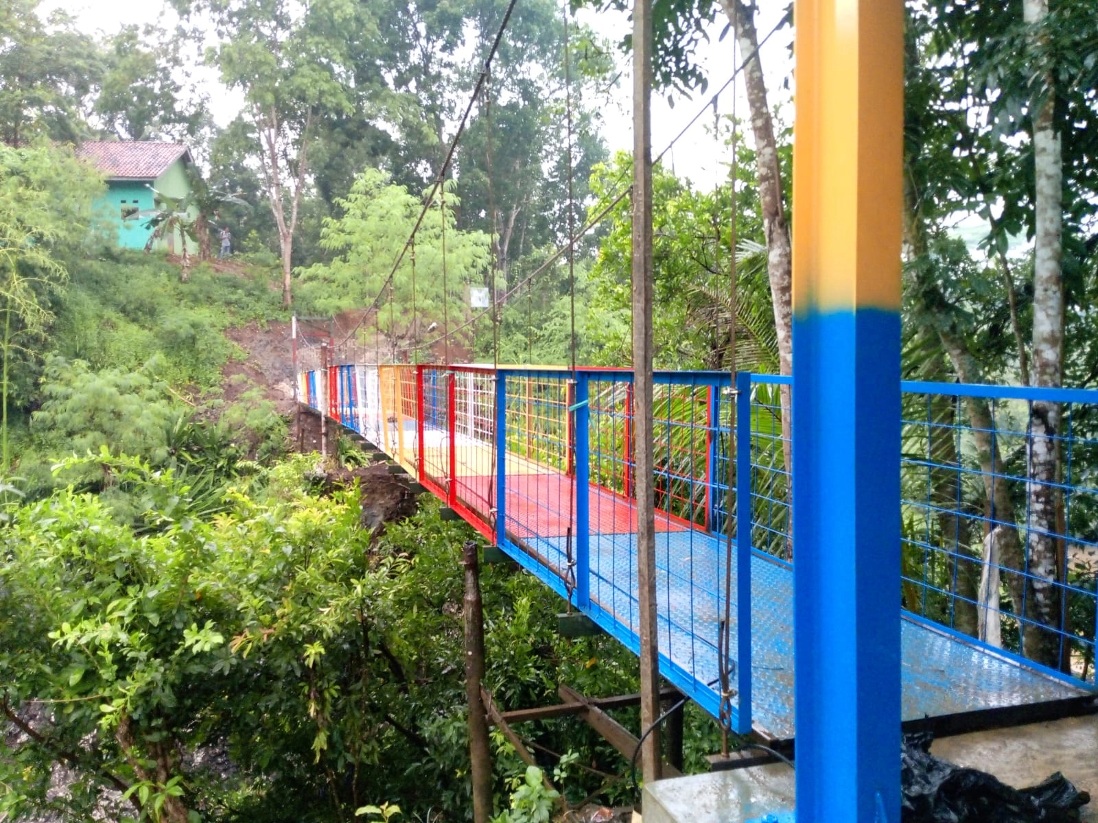 Telkom Rekonstruksi Jembatan Gantung